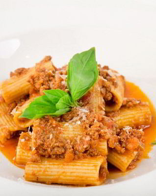 Ригатони с рагу из ягненка