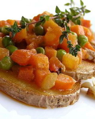 Жареный картофель с овощным рагу и чесноком