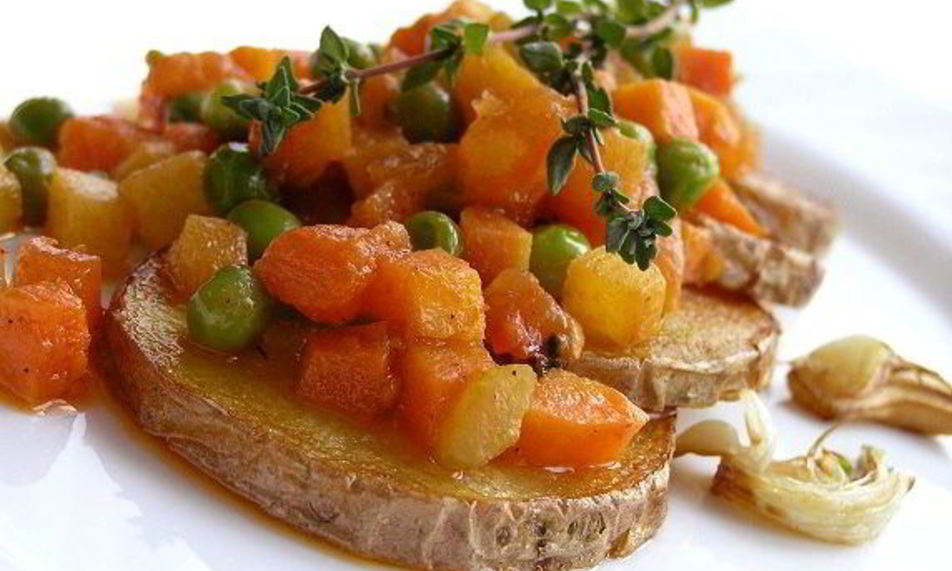 Рецепт жареного картофеля с овощным рагу и чесноком