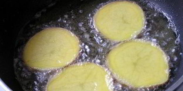 жареный картофель с овощным рагу и чесноком