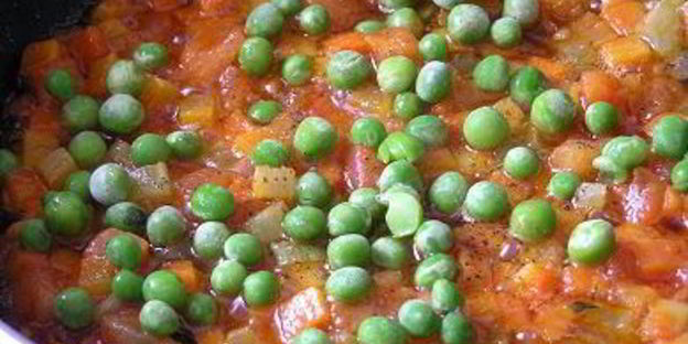 жареный картофель с овощным рагу и чесноком