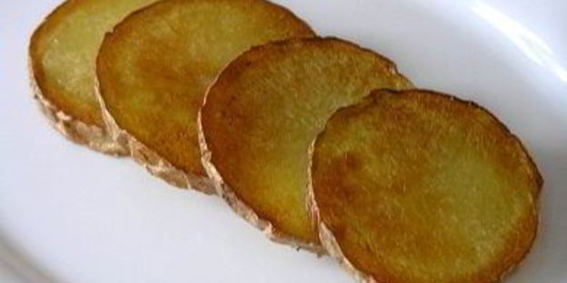 жареный картофель с овощным рагу и чесноком