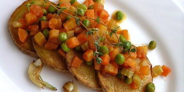 жареный картофель с овощным рагу и чесноком