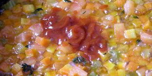 жареный картофель с овощным рагу и чесноком