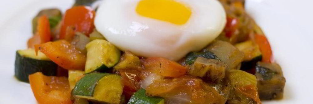 Рататуй с яйцом