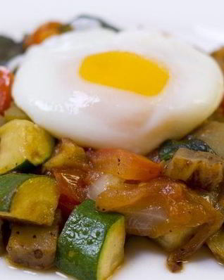 Рататуй с яйцом