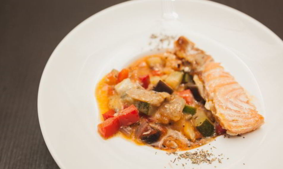 Рецепт яркого рататуя с семгой