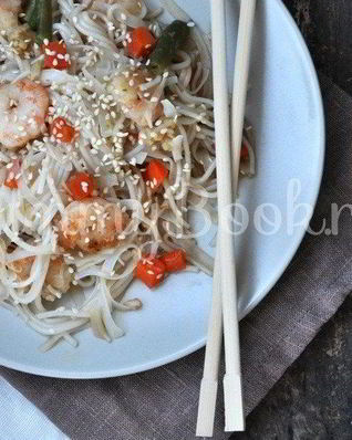 Рисовая лапша с креветками и овощами