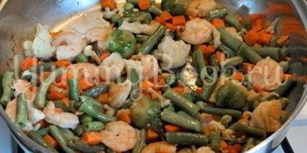 рисовая лапша с креветками и овощами