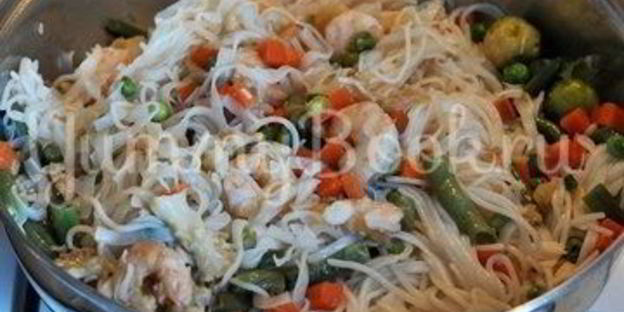 рисовая лапша с креветками и овощами