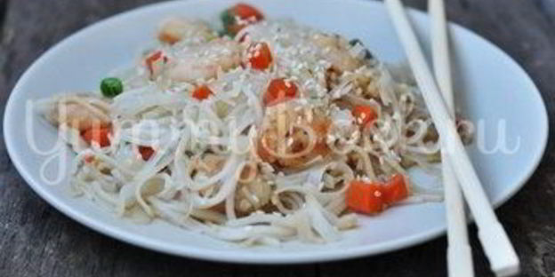 рисовая лапша с креветками и овощами