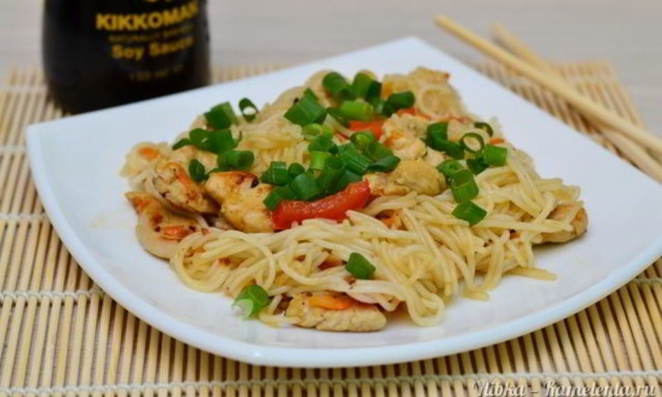 Рецепт рисовой лапши с куриныма филе и овощами
