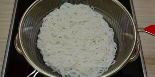 рисовая лапша с куриным филе и овощами