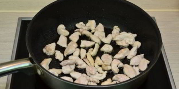 рисовая лапша с куриным филе и овощами