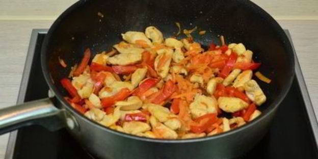 рисовая лапша с куриным филе и овощами