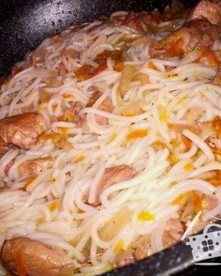 Рисовая лапша с куриным филе в винном соусе