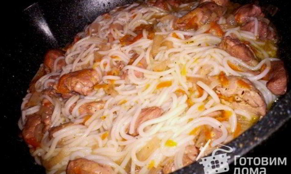 Рецепт рисовой лапши с куриным филе в винном соусе
