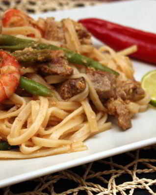 Рисовая лапша с мясом и креветками