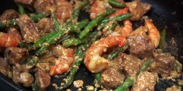 рисовая лапша с мясом и креветками