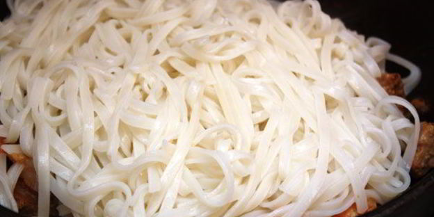 рисовая лапша с мясом и креветками