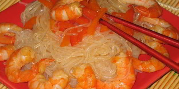 рисовая лапша с овощами и креветками