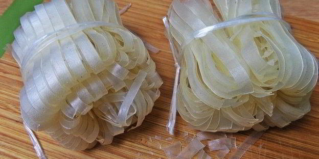 рисовая лапша с рыбой и овощами