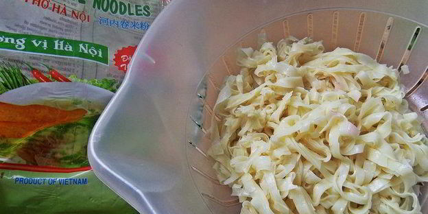 рисовая лапша с рыбой и овощами