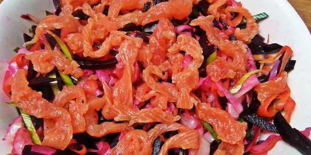 рисовая лапша с рыбой и овощами