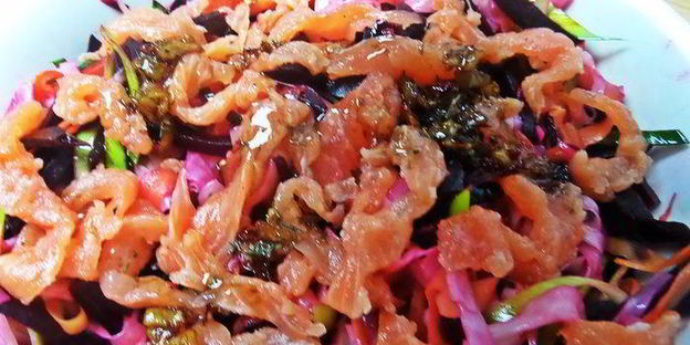 рисовая лапша с рыбой и овощами