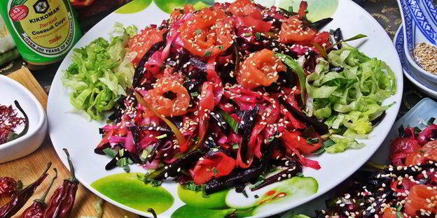 рисовая лапша с рыбой и овощами