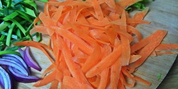 рисовая лапша с рыбой и овощами