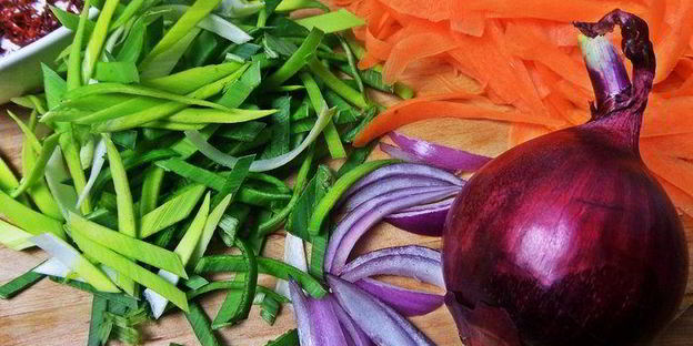 рисовая лапша с рыбой и овощами