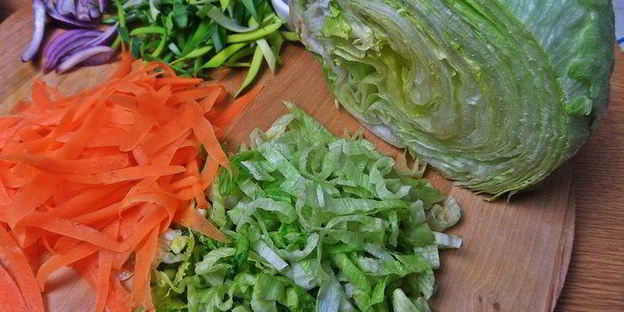 рисовая лапша с рыбой и овощами