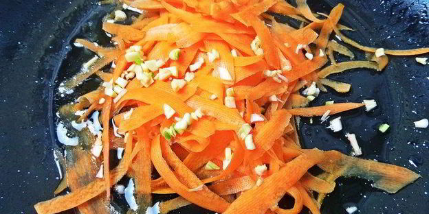 рисовая лапша с рыбой и овощами