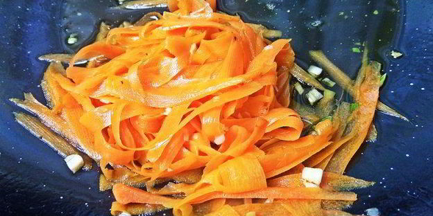 рисовая лапша с рыбой и овощами