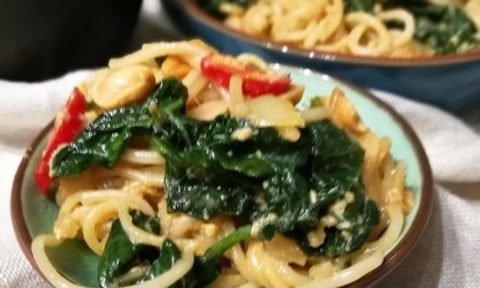 Рецепт рисовой лапши со шпинатом под яичным соусом