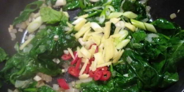 рисовая лапша со шпинатом под яичным соусом