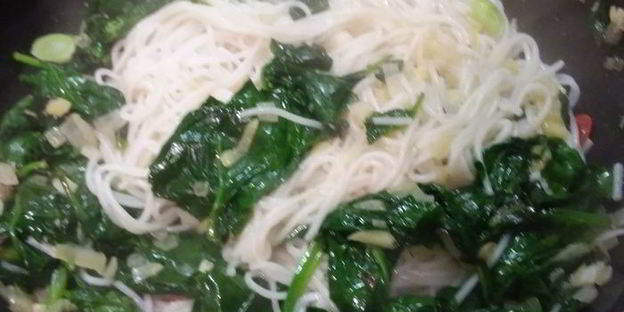 рисовая лапша со шпинатом под яичным соусом