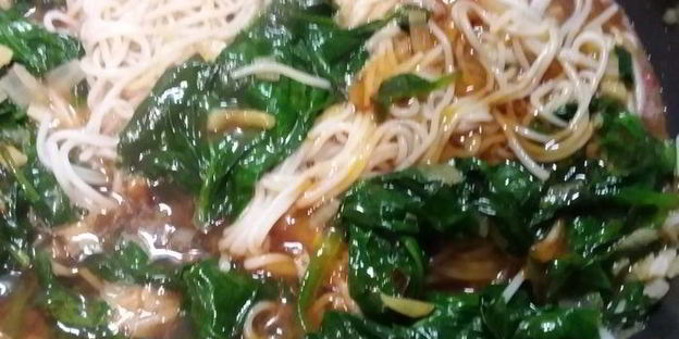 рисовая лапша со шпинатом под яичным соусом