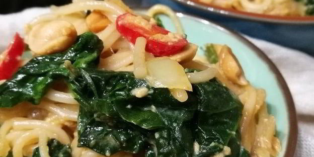 рисовая лапша со шпинатом под яичным соусом