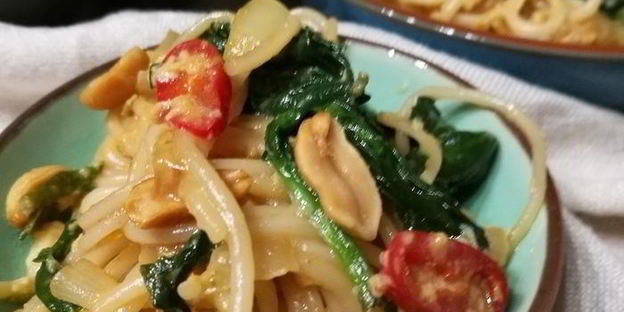 рисовая лапша со шпинатом под яичным соусом