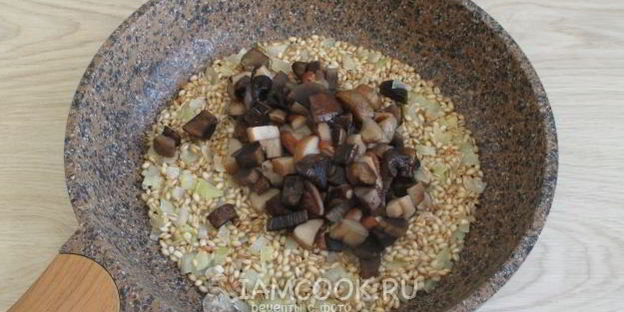 ризотто из перловки с грибами