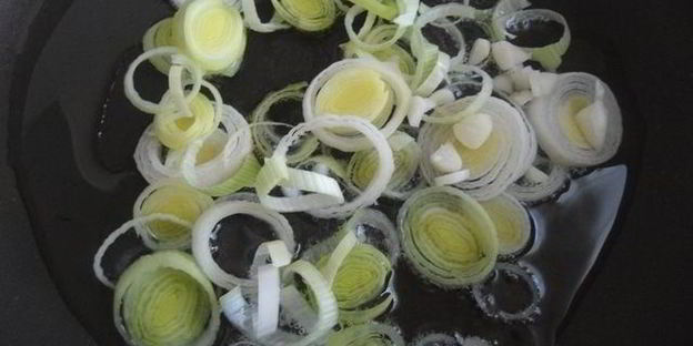 ризотто с луком-пореем и лимонной крошкой