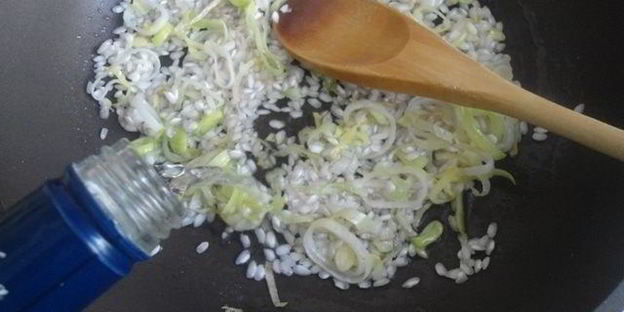 ризотто с луком-пореем и лимонной крошкой