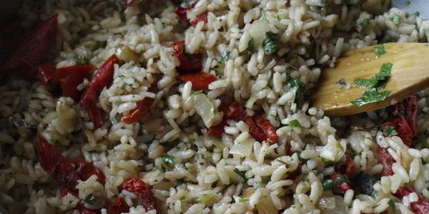 ризотто с петрушкой и вялеными помидорами