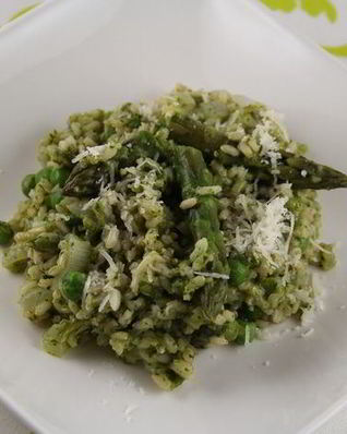 Запеченное ризотто со спаржей, зеленым горошком и шпинатом