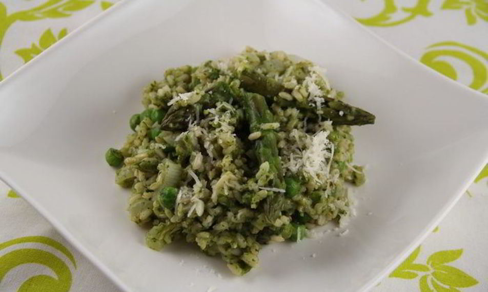 Рецепт запеченного ризотто со спаржей, зеленым горошком и шпинатом