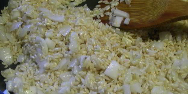 запеченное ризотто со спаржей, зеленым горошком и шпинатом