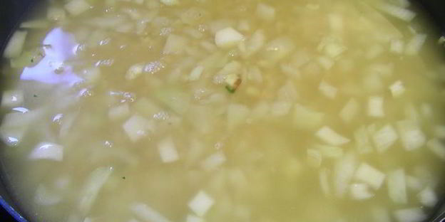 запеченное ризотто со спаржей, зеленым горошком и шпинатом