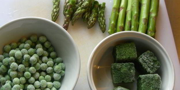 запеченное ризотто со спаржей, зеленым горошком и шпинатом